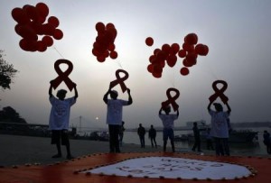 Children display ribbon cut-outs tied to balloons during an HIV/AIDS awareness campaign to mark World AIDS Day in Kolkata December 1, 2014.    REUTERS/Rupak De Chowdhuri