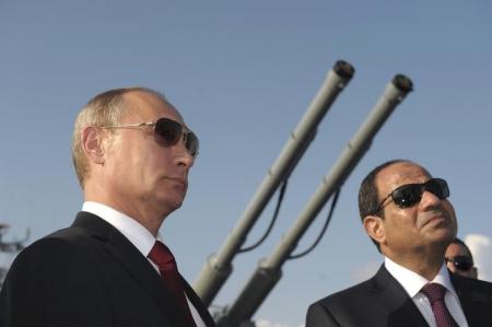 Russia's President Vladimir Putin (L) and his Egyptian counterpart Abdel Fattah al-Sisi attend a welcoming ceremony onboard guided missile cruiser Moskva at the Black Sea port of Sochi, August 12, 2014.     REUTERS/Alexei Druzhinin/RIA Novosti/Kremlin