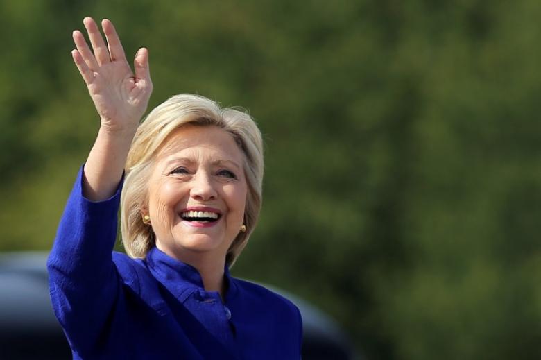 U.S. Democratic presidential candidate Hillary Clinton waves as she boards her campaign plane at the Westchester County airport in White Plains, New York, U.S., September 21, 2016. REUTERS/Carlos Barria